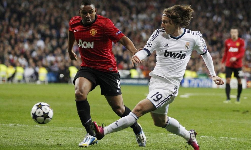 Luka Modrić i Oliveira Anderson (L)