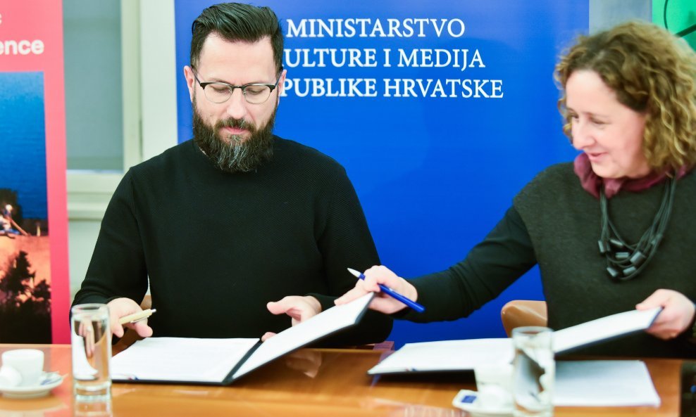 Nina Obuljen Koržinek i Dražen Baljak potpisuju ugovor