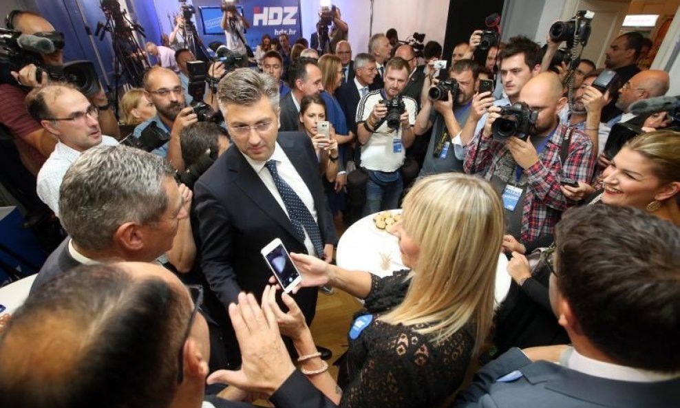 Andrej Plenković zadovoljan je rezultatom prvih izlaznih anketa (3)