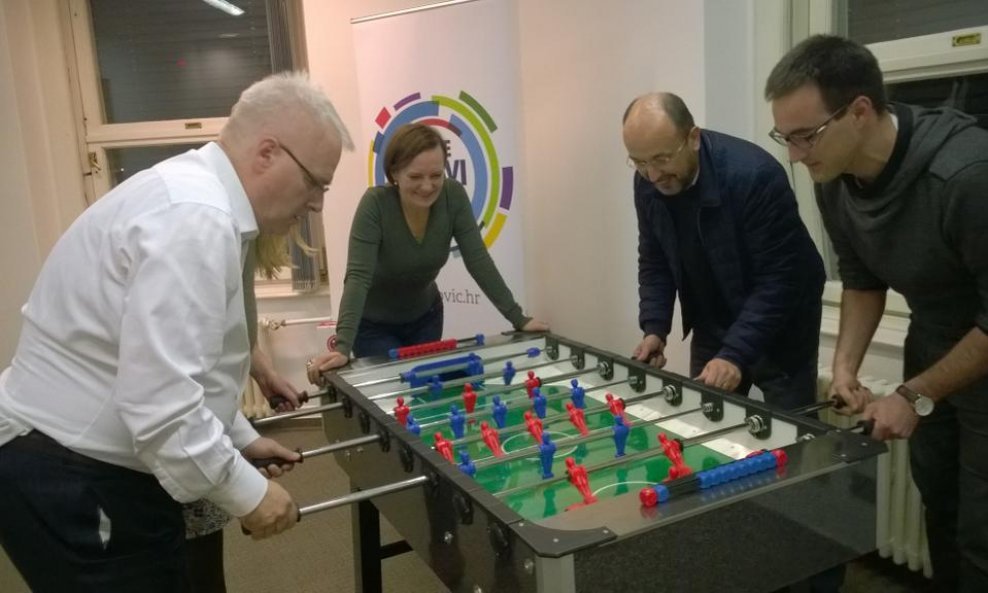 Ivo Josipović igra stolni nogomet sa suradnicima iz kampanje, pa i Krešimirom Macanom