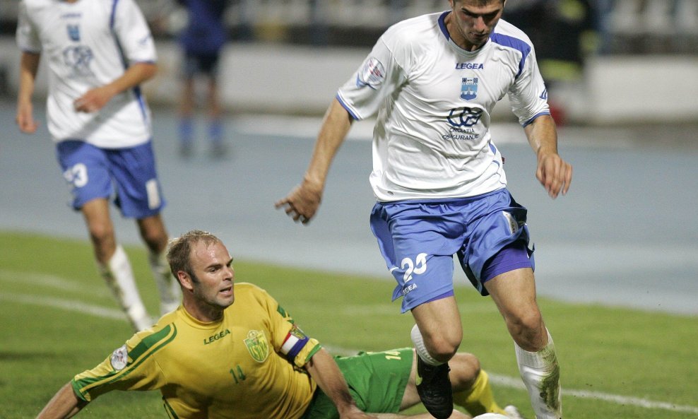 Osijek _ Istra (Prva HNL, sezona 2009-10, Srđan Vidaković (bijeli) i Dalibor Pauletić