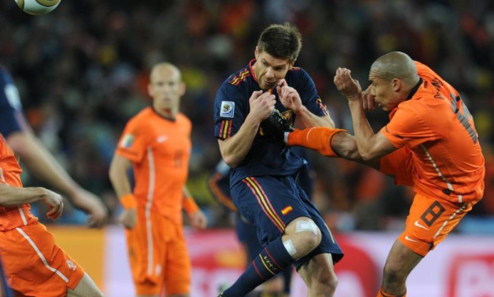 Xabi Alonso i Nigel de Jong