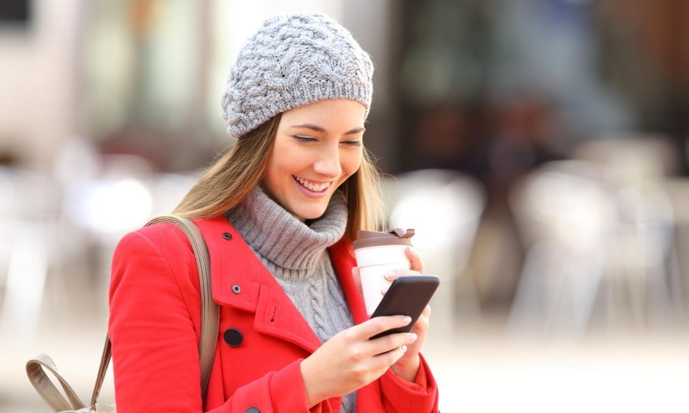 žena djevojka pametni telefon smartphone