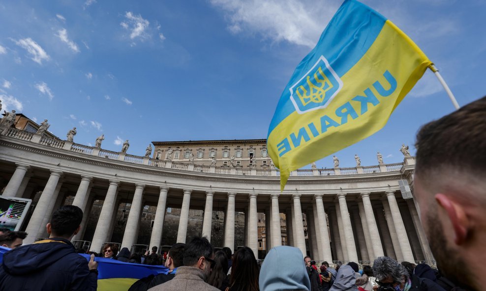 Ukrajinska zastava na Trgu sv. Petra u Vatikanu