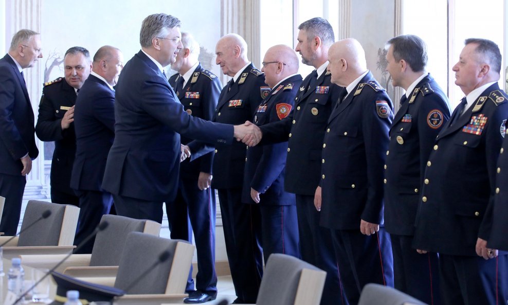 Predsjednik Vlade Plenković s predstavnicima Hrvatske vatrogasne zajednice