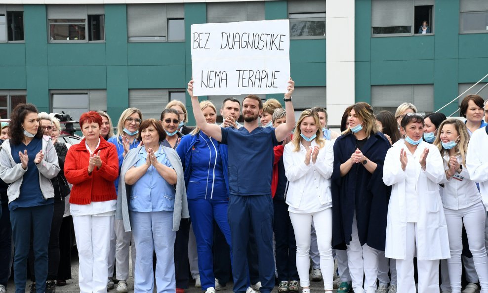 Prosvjed medicinskih sestara i tehničara ispred Opće bolnice Sisak