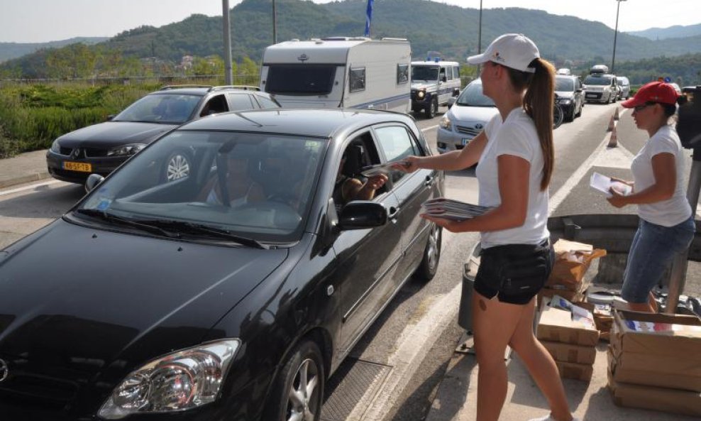 Volonterke TZ Istra dijelie su materijale s informacijama o Hrvatskoj namijenjene stranim gostima