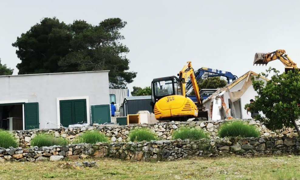 Rušenje jedne od kuća na Braču koju je, po svemu sudeći, srušio vlasnik