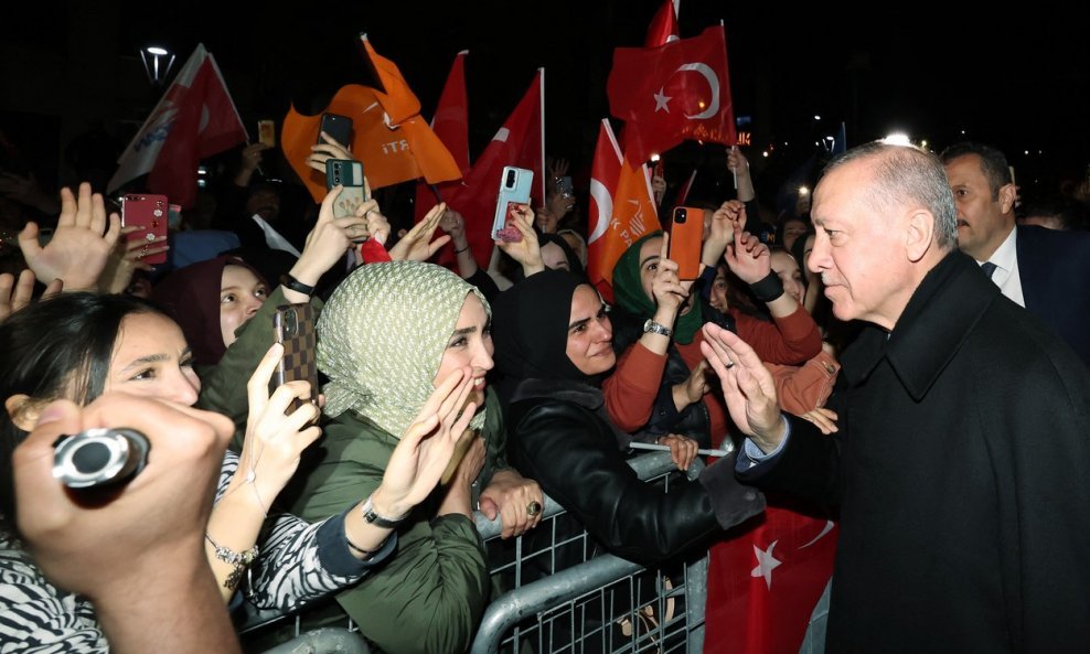 Erdogan u Istanbulu pozdravlja pristaše