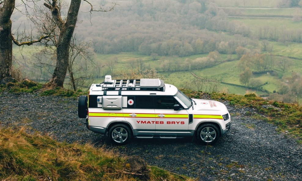 Land Rover Defender 130 za Britanski Crveni križ