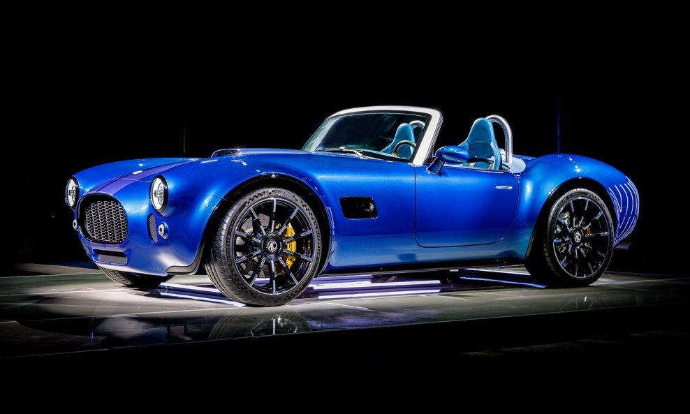 AC Cobra GT Roadster je imao premijeru na stadionu nogometne momčadi Tottenham Hotspur u Londonu