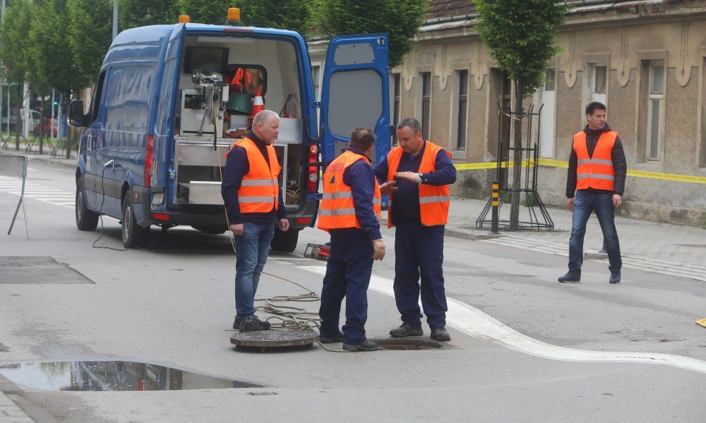 Zbog obilnih oborina došlo je do ulegnuća ceste u Karlovcu