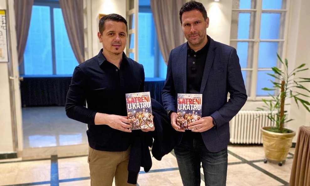 Goran Vlaović (lijevo) i Jerko Leko s knjigom vatreni u Katru