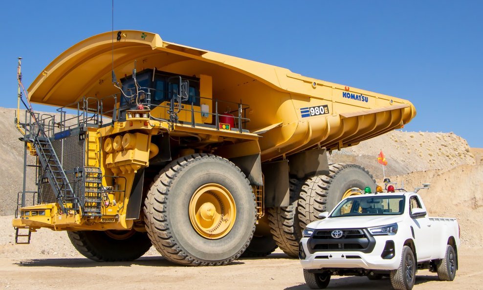 Komatsu 780E i Toyota HiLux pick-up