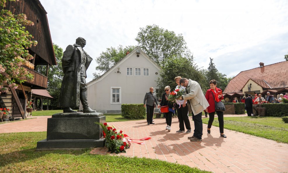 Spomenik Josipu Brozu Titu u Kumrovcu