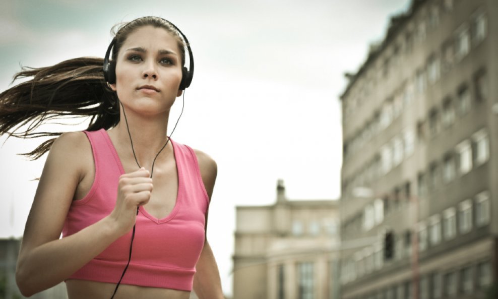 djevojka žena trčanje slušalice