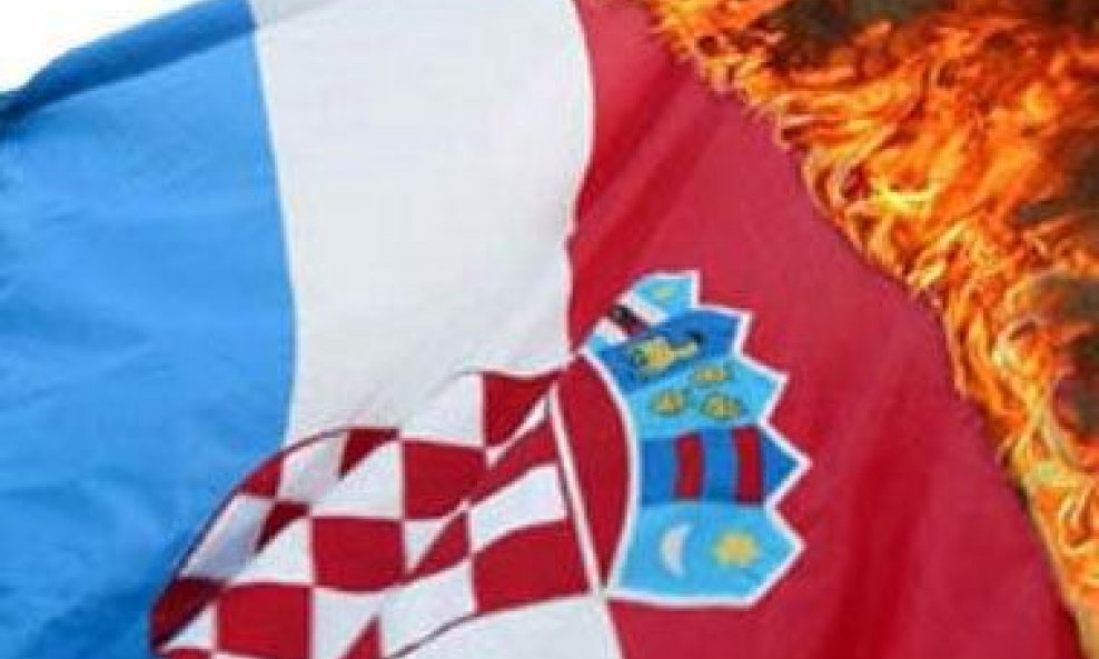 Nepoznata osoba ispred vinkovačkog SDP-a pokušala je zapaliti hrvatsku kao i zastavu EU te SDP-a