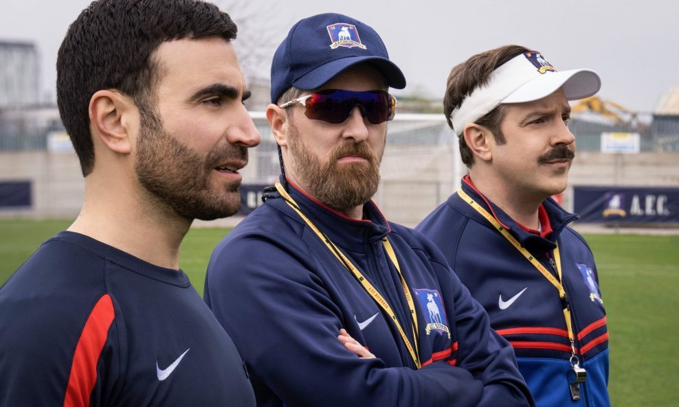 Ted (Jason Sudeikis), Coach Beard (Brendan Hunt) i Roy (Brett Goldstein) u trećoj sezoni 'Teda Lassa'