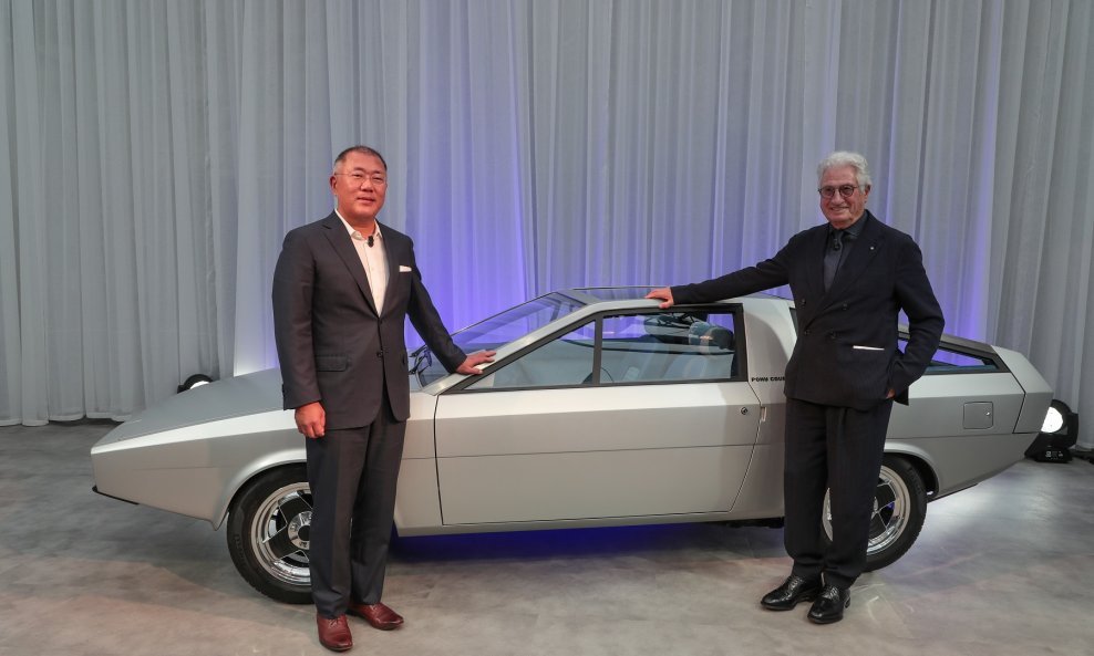 Hyundai pokazao obnovljeni Pony Coupe koncept: Euisun Chung, izvršni predsjednik Hyundai Motor Group i Giorgetto Giugiaro, dizajner originalne studije