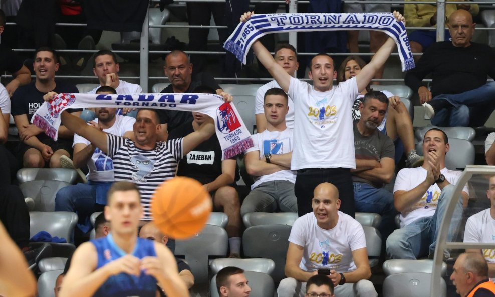 Navijači KK Zadar tijekom prve utakmice polufinalne serije doigravanja HT Premijer lige Zadar - Cibona