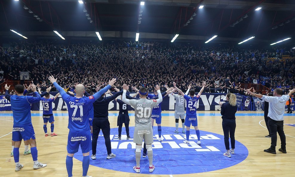 Igrači Futsal Dinama pred svojim glasnim navijačima