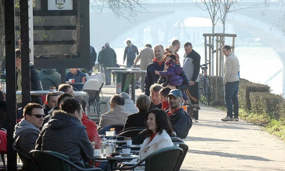 Sisak, brojni građani iskoristili sunčano vrijeme za šetnju uz Kupu (2)