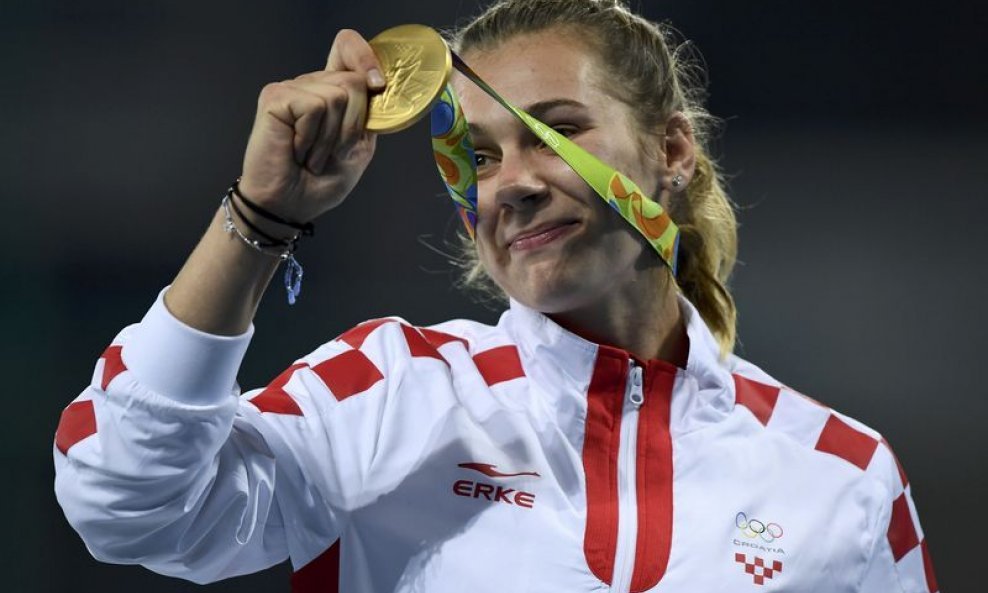 Sara Kolak na pobjedničkom postolju (4)