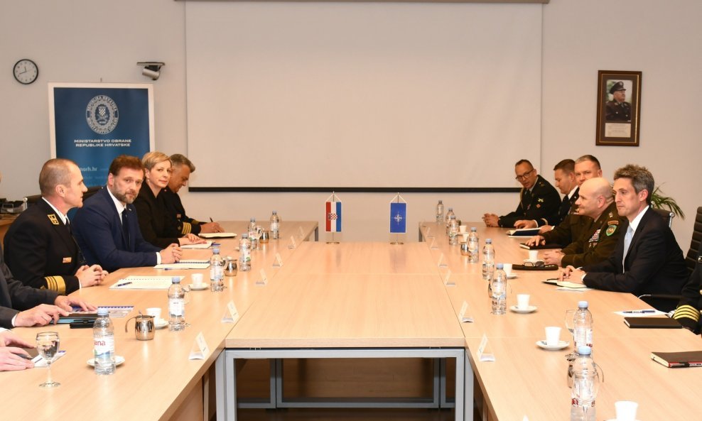 Ministar Banožić na sastanku s američkim generalom Christopherom G. Cavolijem