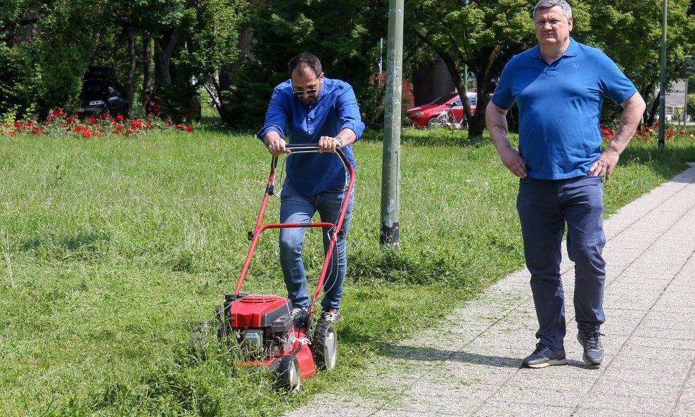 Igor Peternel kosi travu ispred Holdinga