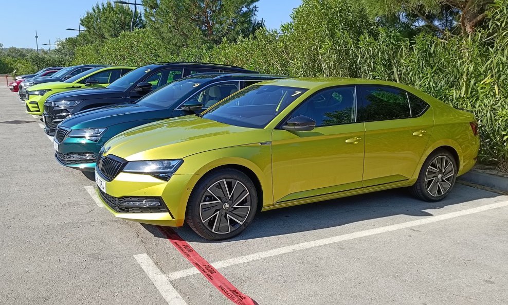 Isprobali smo Škodine modele s pogonom na sva četiri kotača: Škoda Superb 4x4 SportLine (ispred)