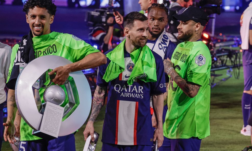 Lionel Messi (u sredini) i Neymar Jr. (desno)