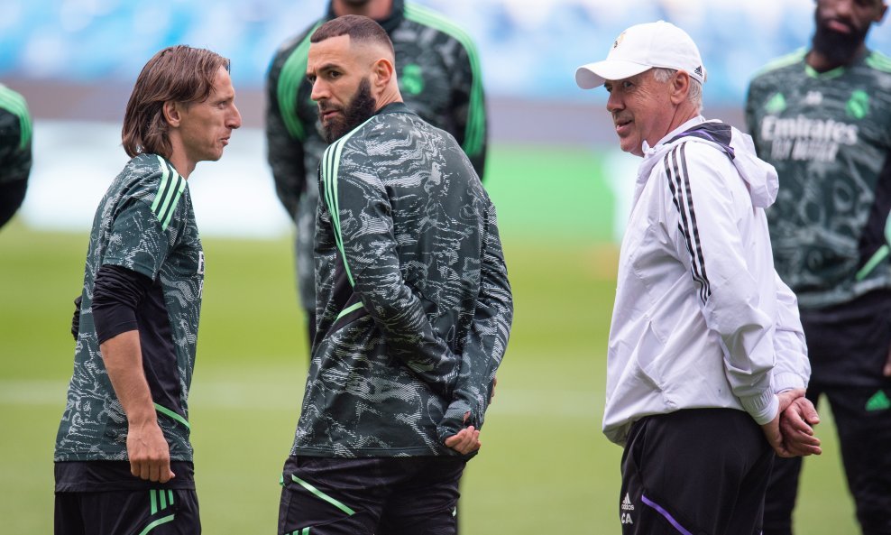 Slijeva: Luka Modrić, Karim Benzema i Carlo Ancelotti