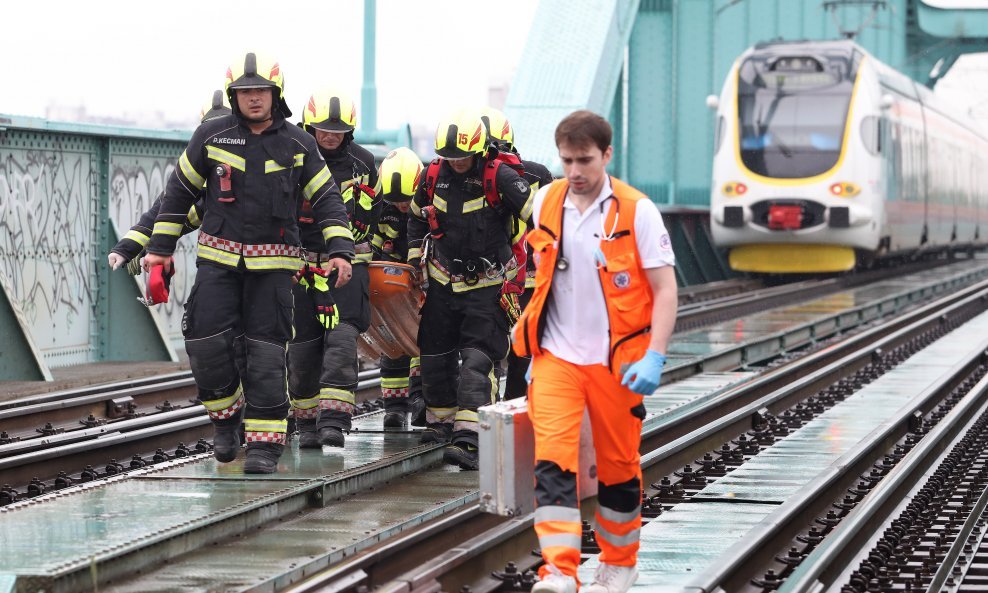 Vatrogasci spašavaju čovjeka koji je propao između šina na Željezničkom mostu