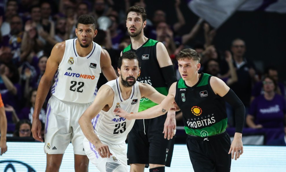 Ante Tomić i Kyle Guy (tamni dresovi) su uništili Real