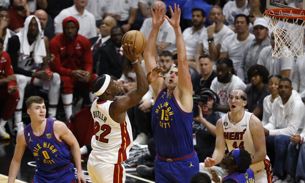 Jimmy Butler (2-L) vs Nikola Jokić