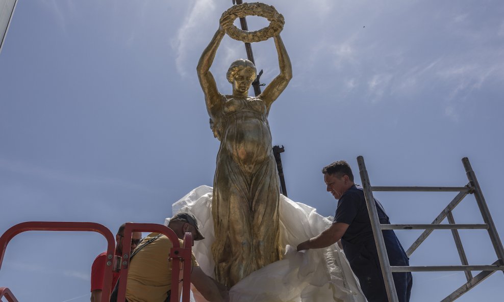 Sanja Iveković, Rosa Luxemburg, Pregnant Memory, Trudna memorija, 2023. _postavljanje rada ispred MSU
