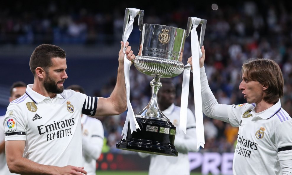 Nacho Fernandez i Luka Modrić s trofejem Kupa Kralja 2023.
