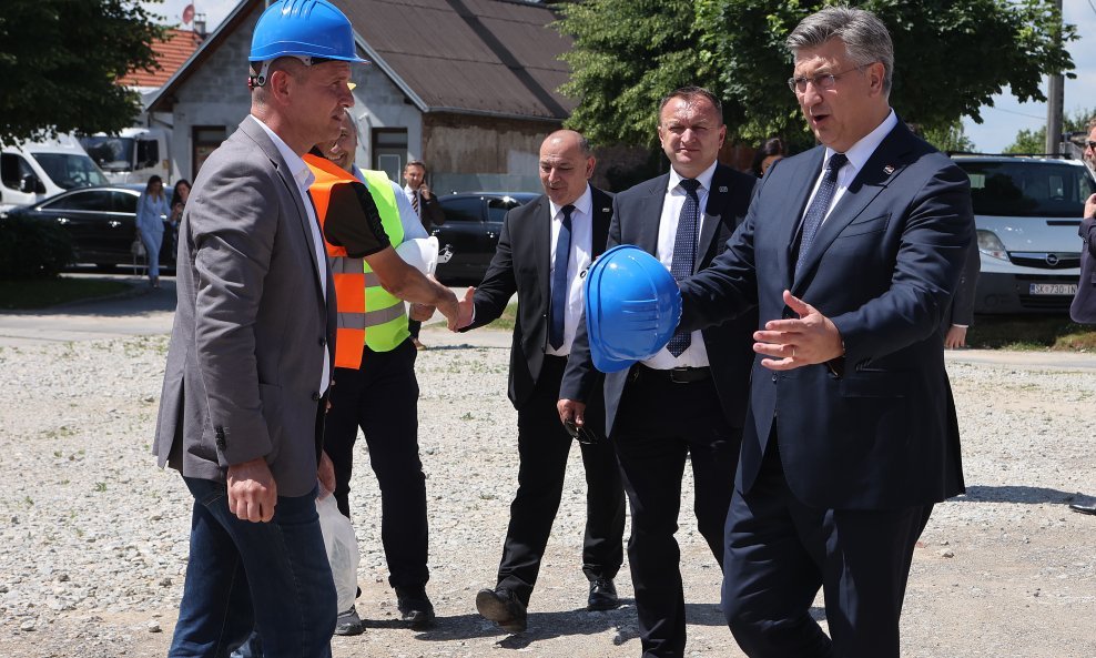 Plenković obišao gradilište stambenih zgrada u Petrinji