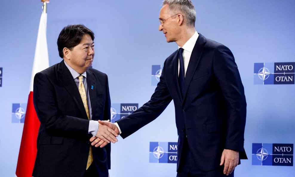 Yoshimasa Hayashi i Jens Stoltenberg