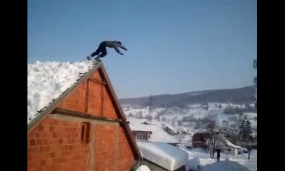Bosanac skače s krova kuće
