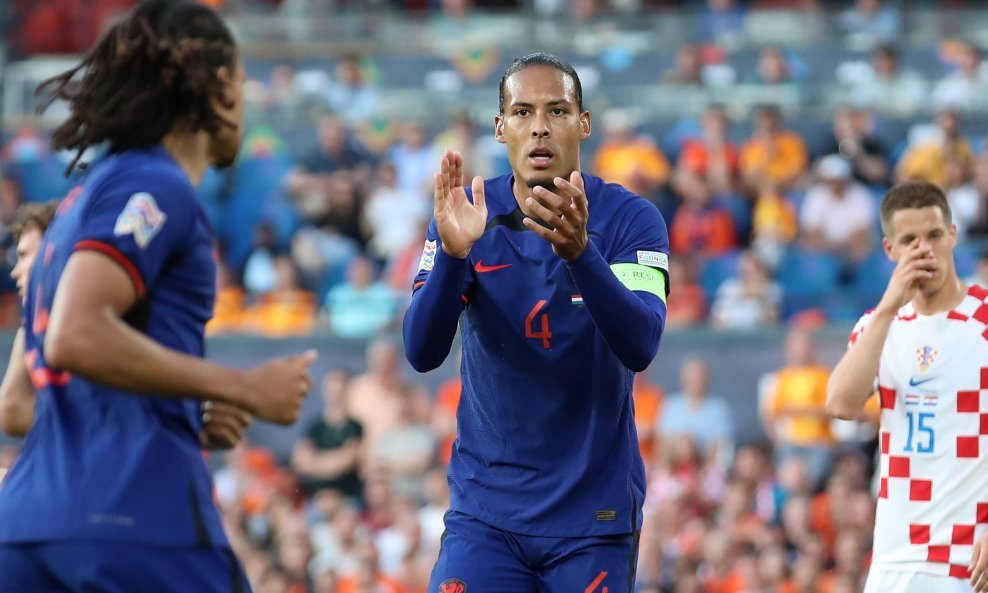 Virgil van Dijk (u dresu s brojem 4)