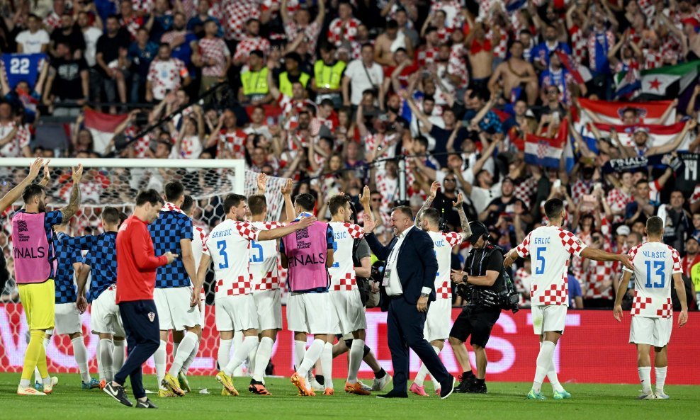 Slavlje hrvatskih reprezentativaca pred svojim navijačima
