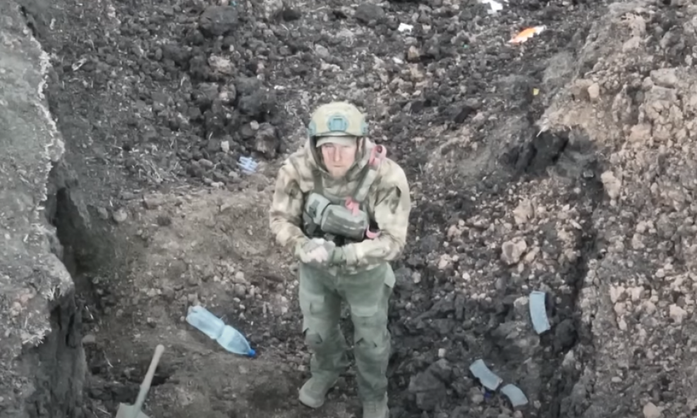 Ruski vojnik snimljen iz drona