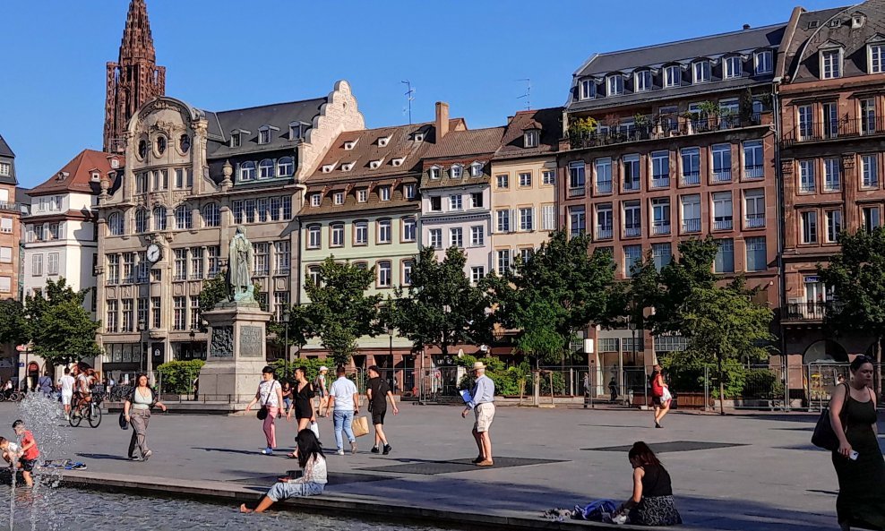 Stanovnici Strasbourga osvježenje u vruće dane pronalaze i na Trgu Kleber u središtu