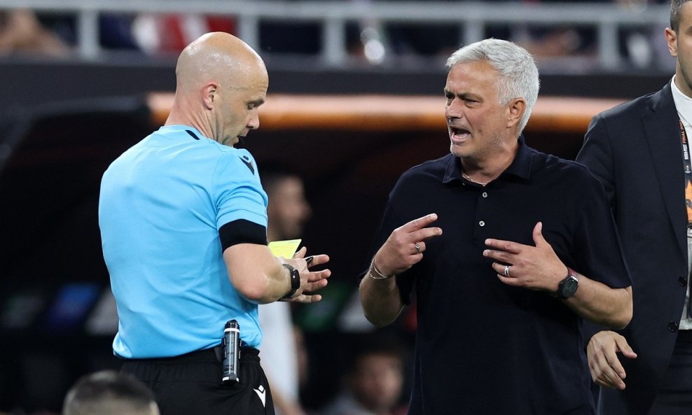 Anthony Taylor (lijevo) i Jose Mourinho