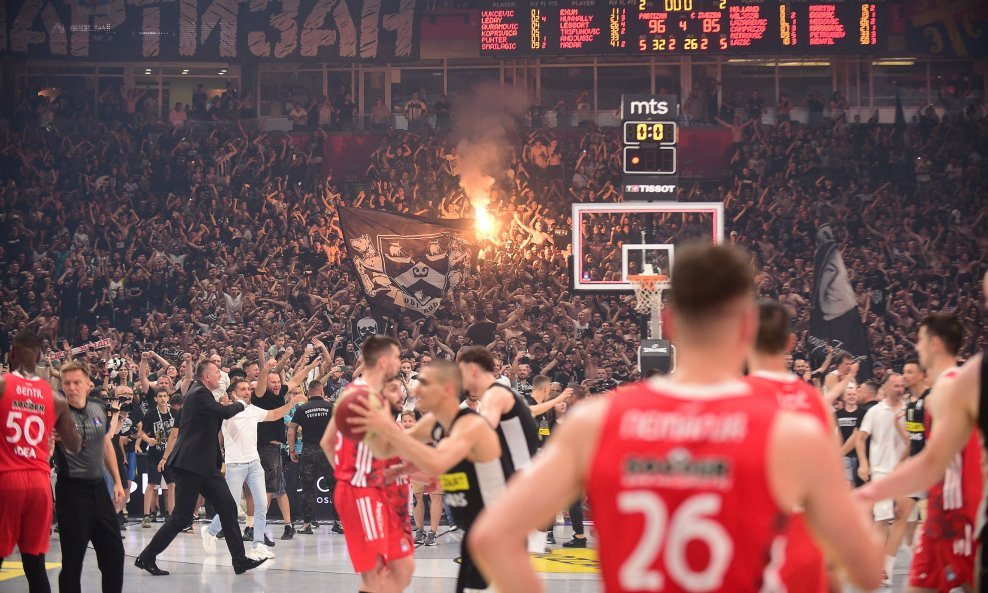 Slavlje košarkaša i navijača Partizana