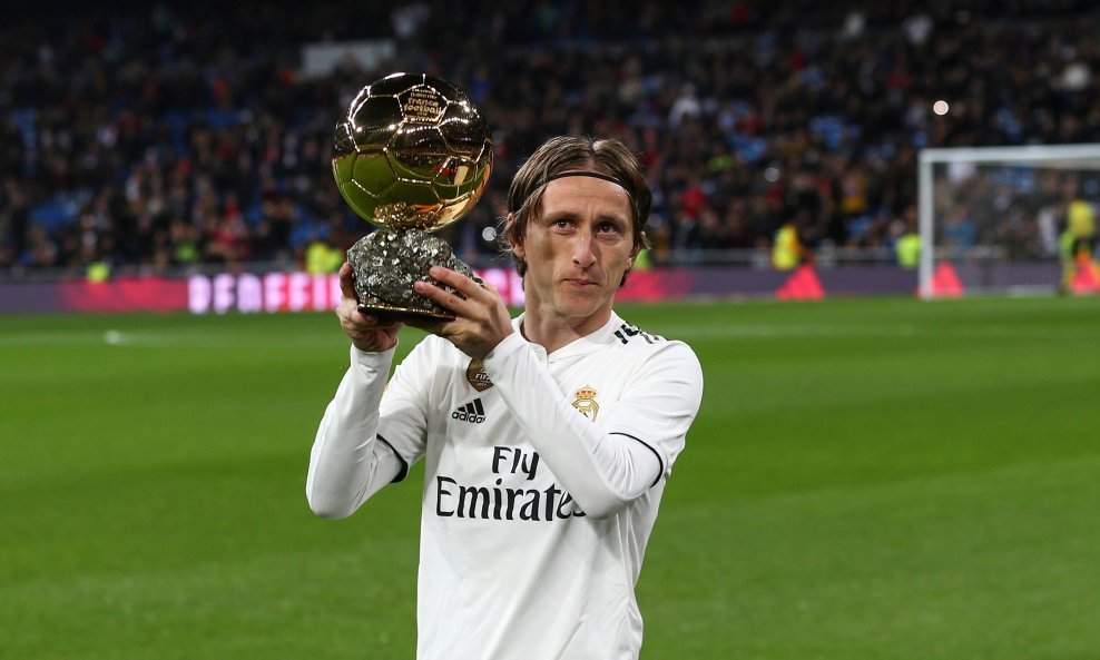 Luka Modrić sa Zlatnom loptom osovojenom 2018. godine