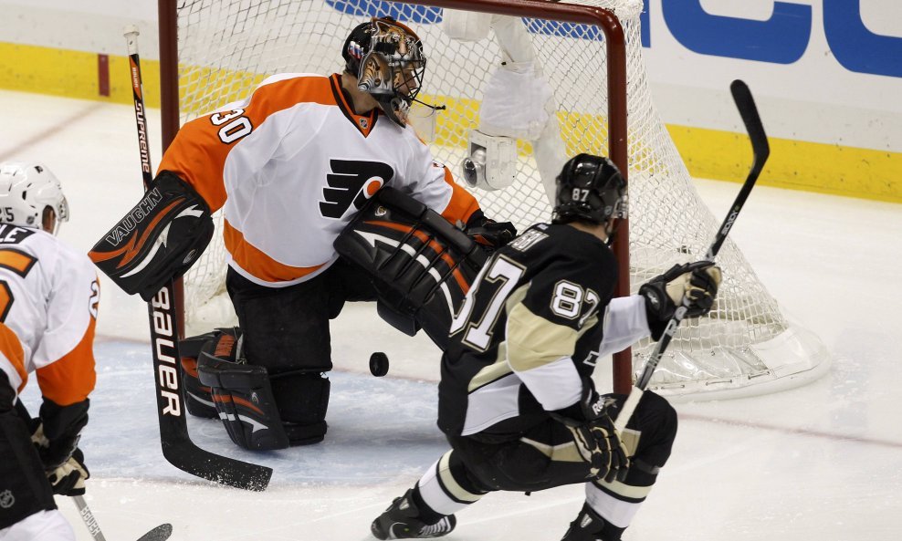 Sidney Crosby (Pittsburgh) i Ilya Bryzgalov (Philadelphia) 