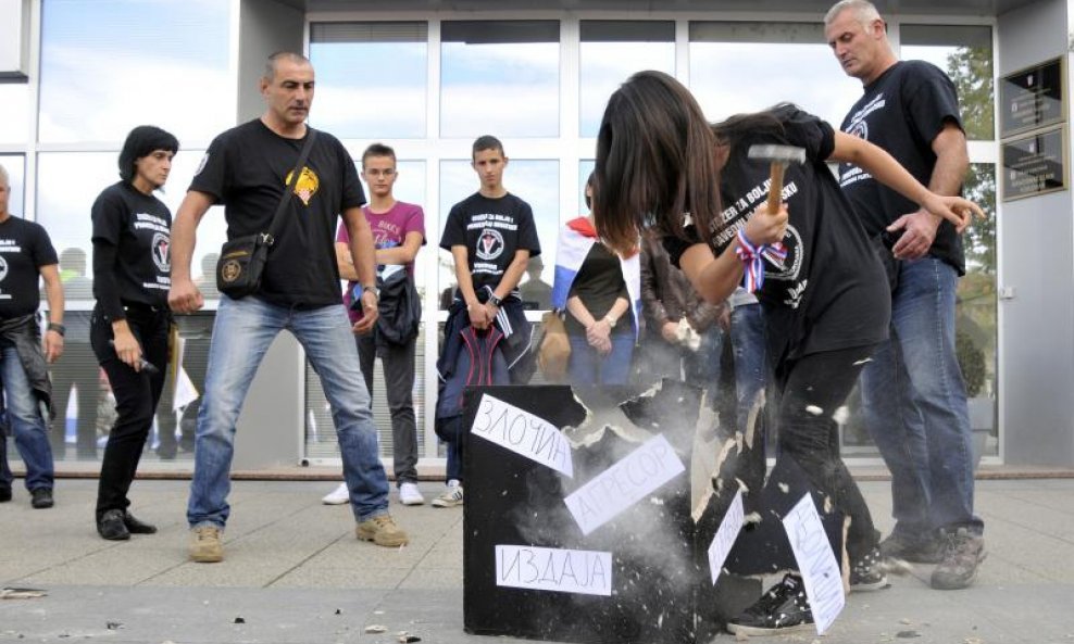 Ćirilica dvojezične ploče stožer za obranu vukovara