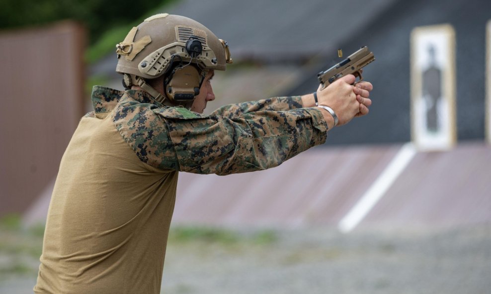 Američki marinac testira pištolj Sig Sauer M18